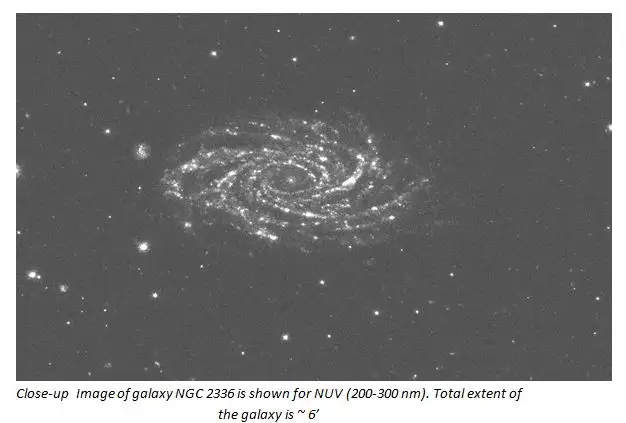 आकाशगंगा NGC 2336 की क्लोज़-अप छवि NUV (200-300nm) के लिए दिखाई गई है।  आकाशगंगा की कुल सीमा ~6' है