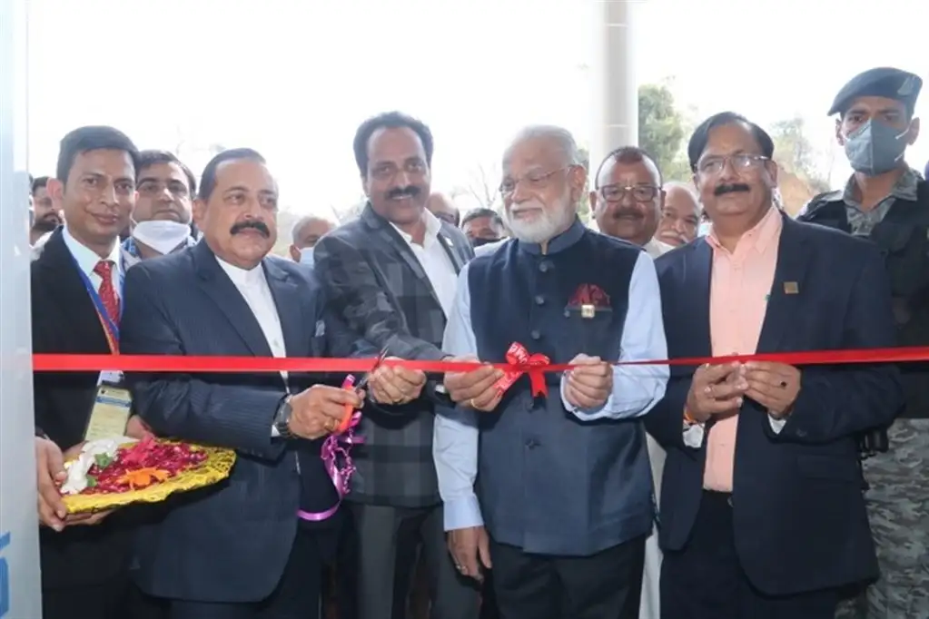 Participants of the programme with Hon’ble MoS(Space), Chairman, ISRO & Director, URSC