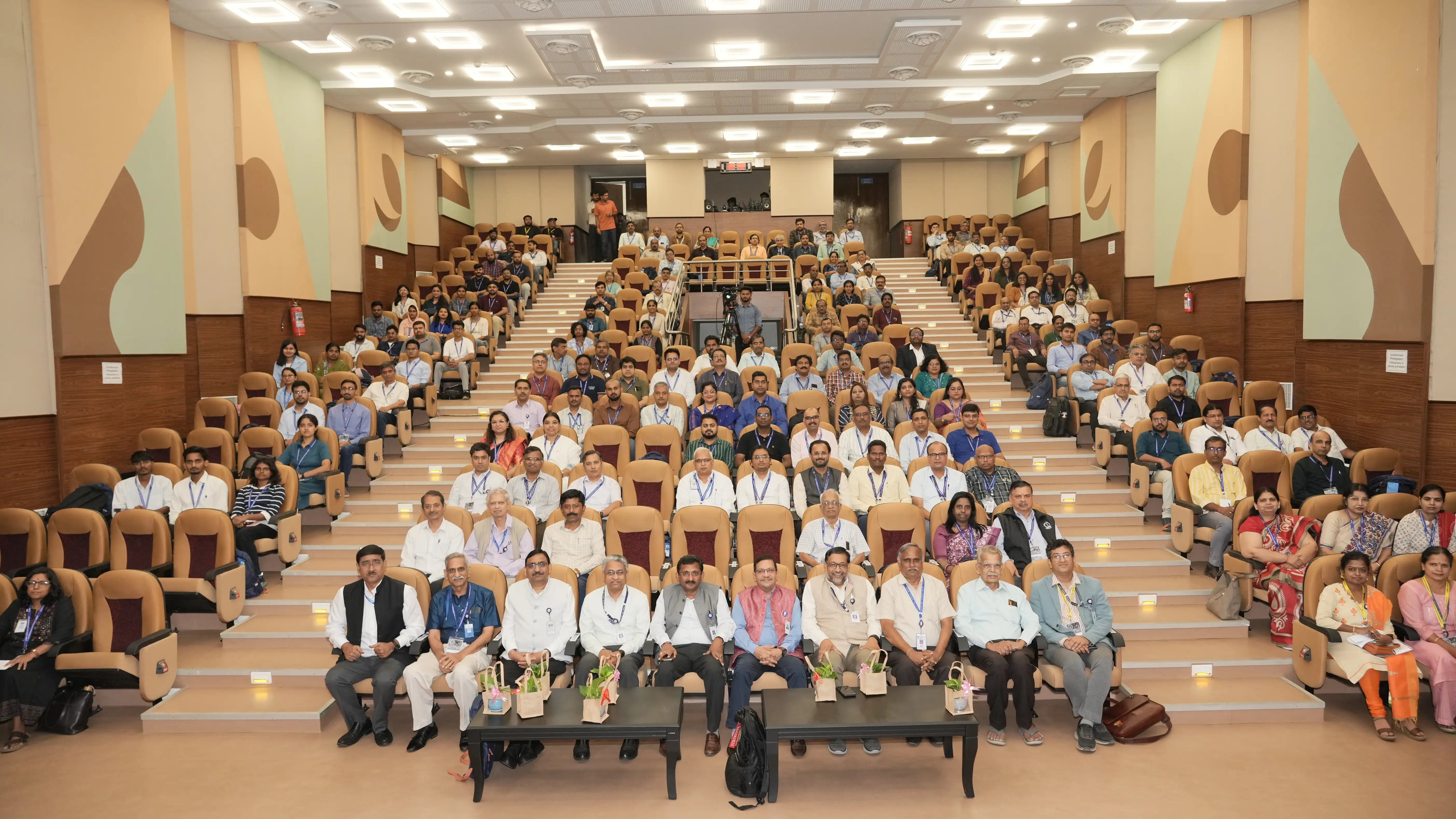 बेंगलूरु में लिओस, इसरो में आयोजित चंद्रयान राष्ट्रीय बैठक में शिक्षाविद, संकाय सदस्य, अनुसंधानकर्ता और इसरो/डीओएस के केंद्रों के सेवारत एवं सेवानिवृत्त वैज्ञानिक शामिल हुए। इस बैठक में ग्रहीय विज्ञान, खगोल जीव विज्ञान, कंप्यूटर साइंस, इंजीनियरिंग की अनेक शाखाएं, संरचना और अन्य अनेक क्षेत्रों के विशेषज्ञ शामिल थे।
