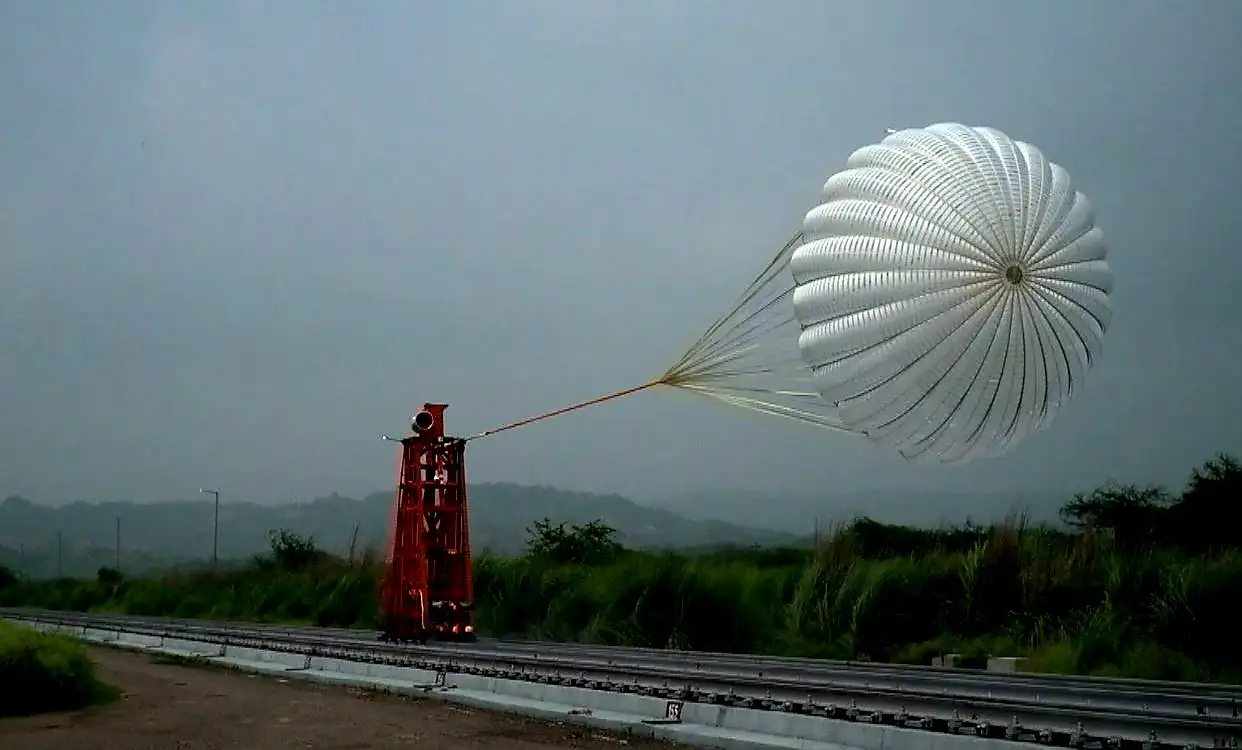 पैराशूट सिस्टम के लिए जल्द ही अहम टेस्ट कर सकता है ISRO, इंटीग्रेटेड एयर ड्रॉप…

Gaganyaan Mission ISRO may soon conduct important tests for parachute system, integrated air drop…