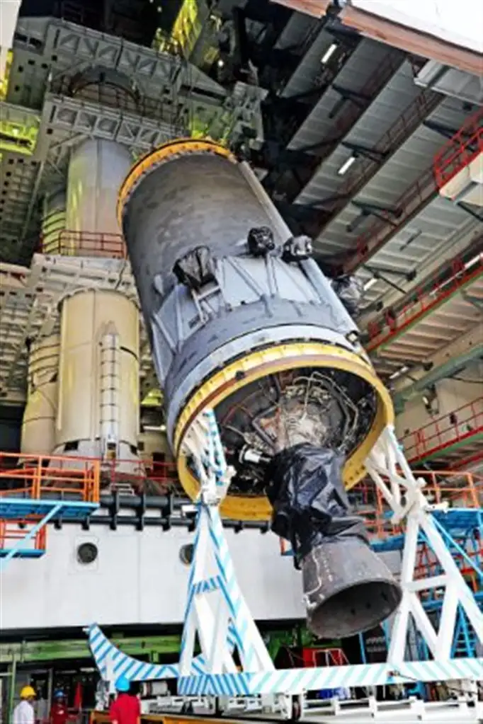 Hoisting of Cryogenic Upper Stage during Vehicle Integration